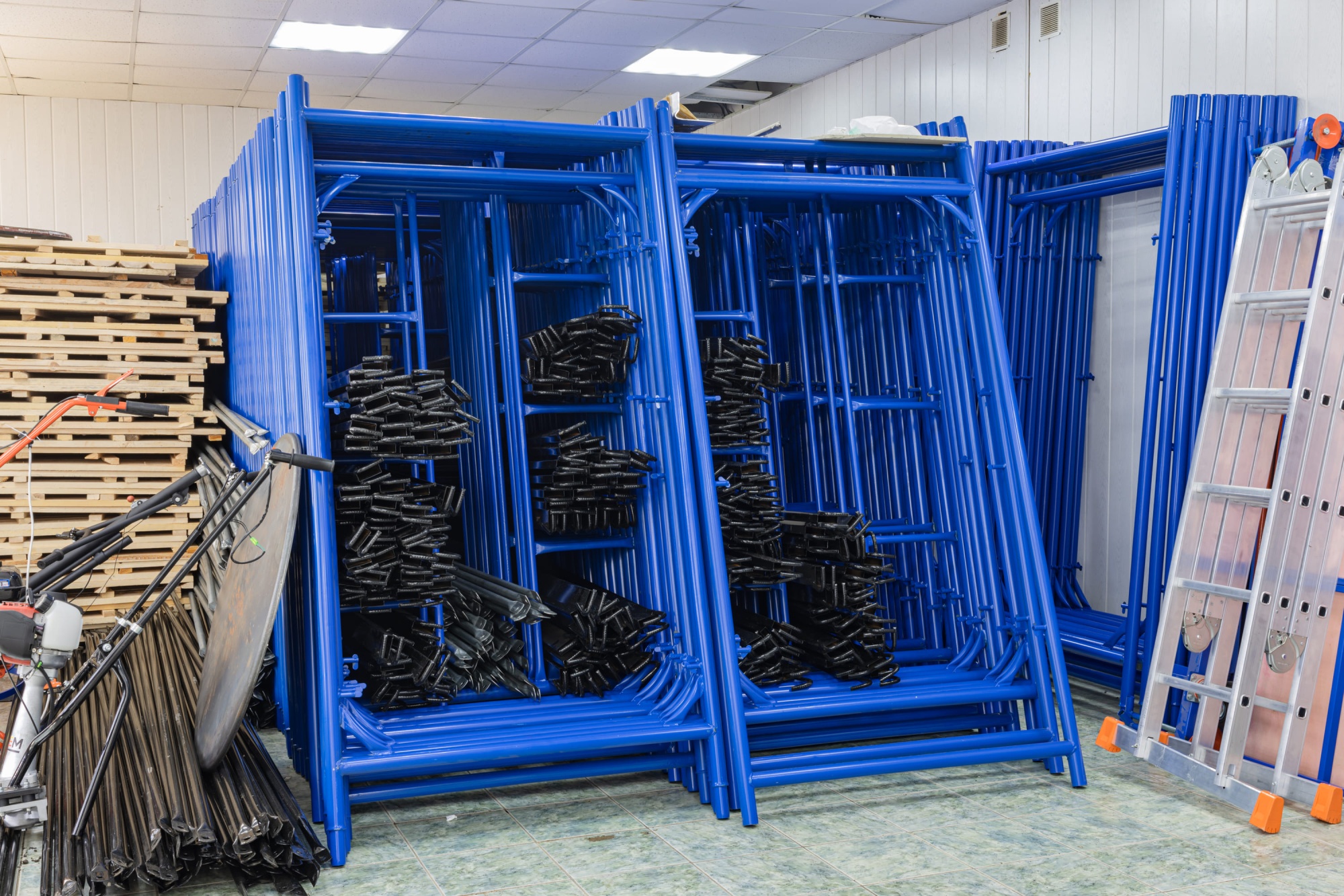 Строительные леса – незаменимый помощник на стройке